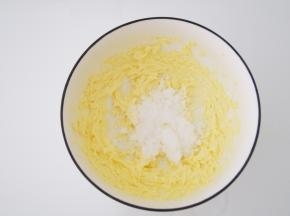黄油切成小块，室温软化后加入细砂糖，打发至颜色发白
