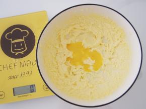 鸡蛋打散后分两次加入，每次都充分搅拌均匀