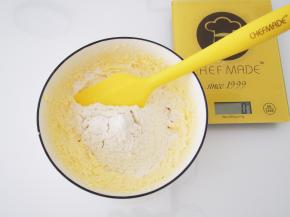 筛入低筋面粉，切拌均匀