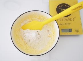 筛入低筋面粉，切拌均匀