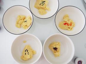 将面团分成等量的5份，加入食用色素