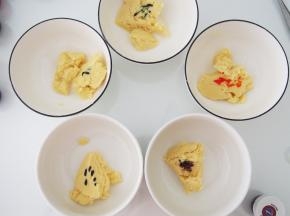 将面团分成等量的5份，加入食用色素