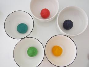 将色素与面团混合均匀，可以选择自己喜欢的任意颜色