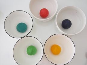 将色素与面团混合均匀，可以选择自己喜欢的任意颜色