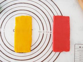 将面团整理成长方形，擀成薄片，四周可以用刮板整理平整一些