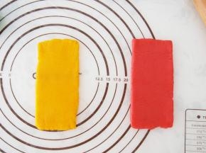 将面团整理成长方形，擀成薄片，四周可以用刮板整理平整一些