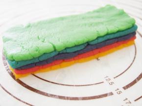 将不同颜色的面片摞到一起，放到冰箱冷冻1小时至变硬