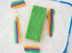 将冻硬的面团取出，用锋利的刀子切掉四周不平整的地方