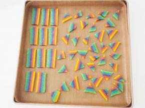 将烤箱预热至150度，将饼干胚摆放在烤盘中