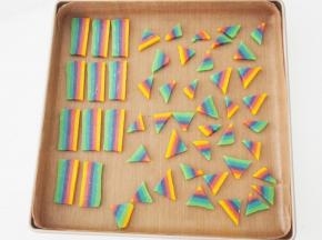 将烤箱预热至150度，将饼干胚摆放在烤盘中