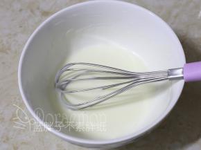 蛋黄蛋白分开，分别装入干净、无水、无油的打蛋盆中。酸奶和色拉油画“Z”字搅拌均匀。