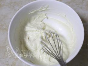 筛入低筋面粉，用手动打蛋器画“Z\