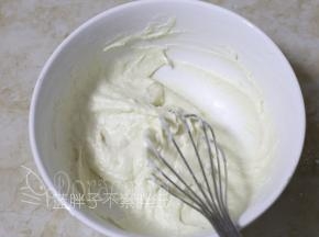 筛入低筋面粉，用手动打蛋器画“Z\