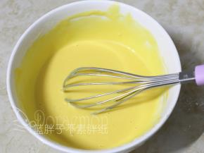 加入蛋黄，搅拌均匀。这时候可预热烤箱，200℃。