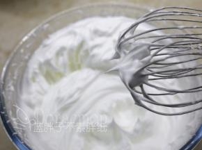 糖粉分三次加入蛋白中，用电动打蛋器打发到干性发泡，即提起打蛋器时尖端是短而小的尖峰。