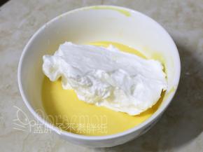 取1/3的蛋白霜加入到蛋黄糊中，用橡皮刮刀用翻拌的手法拌匀。