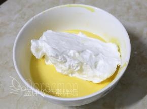 取1/3的蛋白霜加入到蛋黄糊中，用橡皮刮刀用翻拌的手法拌匀。