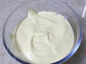 再倒回蛋白霜中，继续用橡皮刮刀翻拌均匀，直至看不到一丝蛋白，面糊呈细腻光滑状。