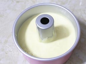 将面糊倒入模具中，用刮刀稍微抹平，再震两下。