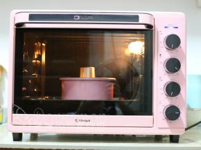 送入预热好的烤箱，上下火170℃，烤38分钟。