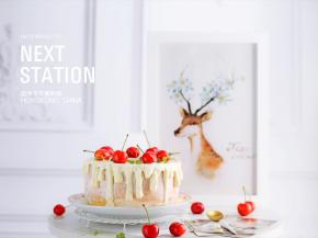 晾凉之后脱模即可。表面淋上酸奶，再放上樱桃和薄荷叶做装饰。