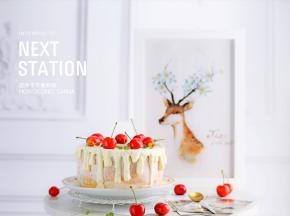 晾凉之后脱模即可。表面淋上酸奶，再放上樱桃和薄荷叶做装饰。