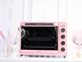 烤箱的颜值爆表，嫩嫩的粉色总是你击中你内心的柔软。这么粉嫩的颜色，相信很多人第一眼就爱上了。烤箱有32升，正是家用烤箱最适合的尺寸。