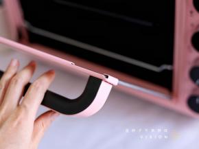 .烤箱的把手在高温烘烤时也不会烫手，不用担心被烫伤。