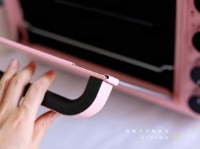 .烤箱的把手在高温烘烤时也不会烫手，不用担心被烫伤。