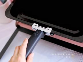 烤箱配件丰富。有烤盘、烤网、接渣盘、手柄、旋转转叉和烤架手柄。最喜欢这个手柄，把手的地方是塑料的，手感好，不烫手。