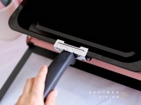 烤箱配件丰富。有烤盘、烤网、接渣盘、手柄、旋转转叉和烤架手柄。最喜欢这个手柄，把手的地方是塑料的，手感好，不烫手。