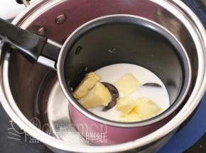 将黄油、牛奶和黑巧克力加入奶锅中，黄油不需要软化，直接冰箱拿出来之后切成小块即可。
