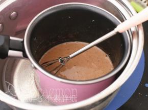 将它们隔水加热，一边加热一边搅拌，直到巧克力融化。