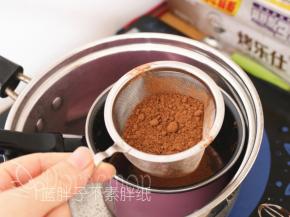 筛入可可粉，用手动打蛋器搅拌均匀。之后将巧克力糊一直隔温水进行保温。