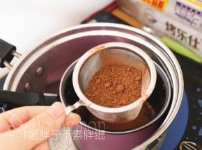 筛入可可粉，用手动打蛋器搅拌均匀。之后将巧克力糊一直隔温水进行保温。