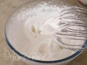 蛋黄蛋白分开，将蛋白放在无水无油的打蛋盆中，开动打蛋器，分3次加入细砂糖，将蛋白打发到干性发泡，即提起打蛋器时尖端是短而小的尖峰。