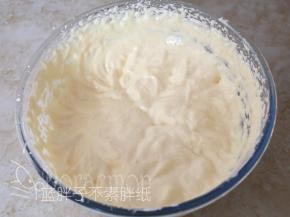 打发好的蛋白加入蛋黄，用打蛋器一档的速度将它们混合均匀。一直打发到蛋糕糊出现纹路不消失。