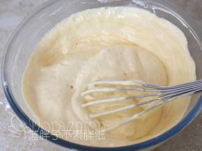 筛入低筋面粉，用手动打蛋器翻拌均匀。