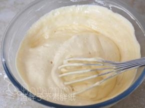 筛入低筋面粉，用手动打蛋器翻拌均匀。