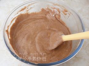 加入巧克力糊，一样用手动打蛋器翻拌均匀。