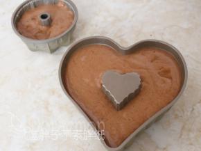 将面糊分到2个模具中，再震动几下。（学厨金色心型不沾中空蛋糕1个+金色迷你旋风型不沾蛋糕模1个）