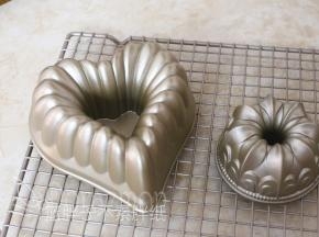 烤好的蛋糕出炉震一下，倒扣在烤网上。