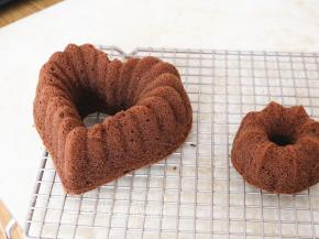 敲几下模具底部，趁热脱模。