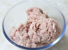 猪腿肉洗净，沥干水分之后晾干，去掉筋膜，切小块后用料理机打成肉糜。