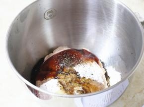 肉糜放在厨师机桶中，加入肉脯材料中的全部调料。