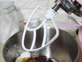 厨师机安上搅拌刀。