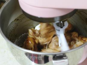 开动厨师机2档速度，搅拌8分钟。