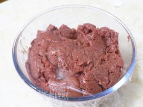 做好的肉糜倒在大碗中，包上保鲜膜。先放在冰箱冷藏1个小时。