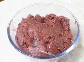 做好的肉糜倒在大碗中，包上保鲜膜。先放在冰箱冷藏1个小时。