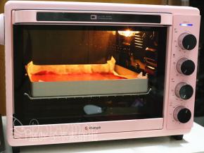 撕去保鲜膜，将肉糜送入预热好的烤箱中，热风模式，上下火180度，烘烤15分钟。